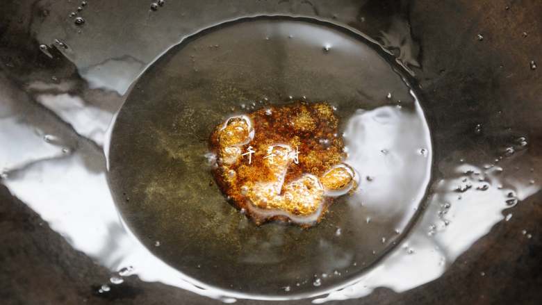 鲜蘑菇爆炒鸡块 鲜美蘑菇与香浓鸡肉的激情碰撞,锅内放油,小火,倒入两勺白糖,用锅铲轻轻的搅一下,一直到白糖变成了淡黄色的小泡泡浮到了表面,这时候的糖色就炒好了。图片中的糖色还没有完全炒到位,淡黄色小泡只是刚刚开始浮起来。
