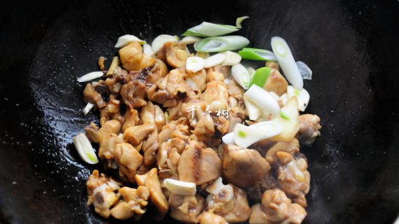 鲜蘑菇爆炒鸡块 鲜美蘑菇与香浓鸡肉的激情碰撞,翻炒2分钟后倒入葱姜蒜,炒出香味。