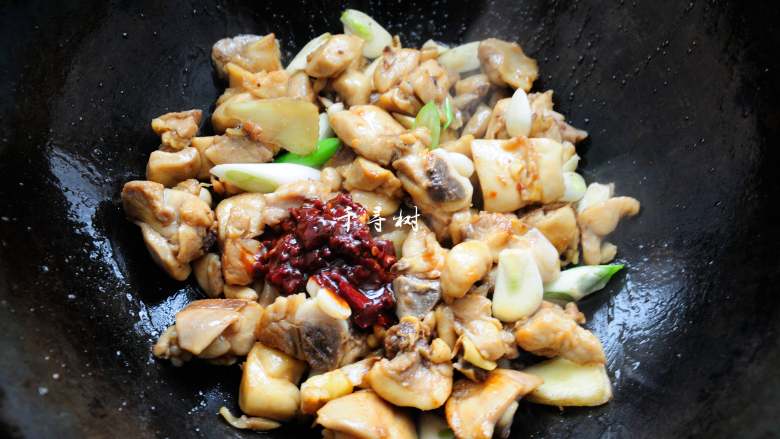鲜蘑菇爆炒鸡块 鲜美蘑菇与香浓鸡肉的激情碰撞,调入一勺<a style='color:red;display:inline-block;' href='/shicai/ 705'>豆瓣酱</a>,放入香料,翻炒。