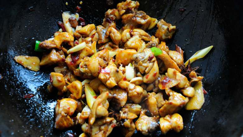 鲜蘑菇爆炒鸡块 鲜美蘑菇与香浓鸡肉的激情碰撞,两三分钟后,豆瓣酱和香料的香气就飘出来了。