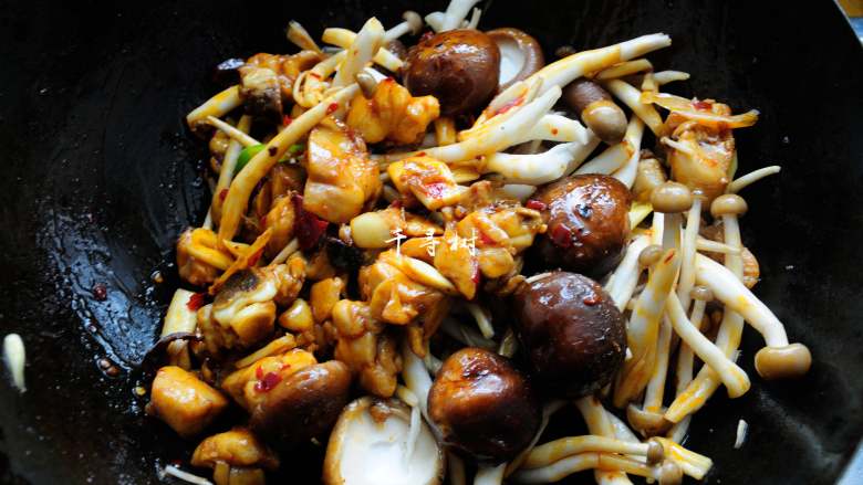 鲜蘑菇爆炒鸡块 鲜美蘑菇与香浓鸡肉的激情碰撞,倒入沥水后的鲜蘑菇,保持大火翻炒。