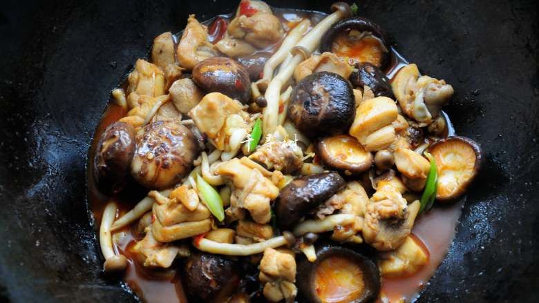 鲜蘑菇爆炒鸡块 鲜美蘑菇与香浓鸡肉的激情碰撞,蘑菇变软,自身的水分开始析出,这时候转小火,盖上锅盖,目的是把蘑菇中香浓鲜美的汁液给炒出来,并且炖入到鸡肉中去。盖上锅盖最小火慢炖10分钟,中间翻一次。