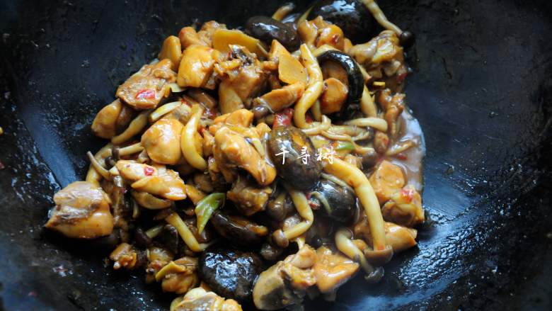 鲜蘑菇爆炒鸡块 鲜美蘑菇与香浓鸡肉的激情碰撞,10分钟后,转大火,把汁水收一下,显得更加浓郁,汤汁裹着鸡肉看起来也更加的漂亮。收好汁后就可以盛盘出锅啦。
