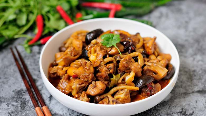鲜蘑菇爆炒鸡块 鲜美蘑菇与香浓鸡肉的激情碰撞,蘑菇和鸡肉的激情碰撞,蘑菇的鲜美与鸡肉的香浓完美融合在了一起。