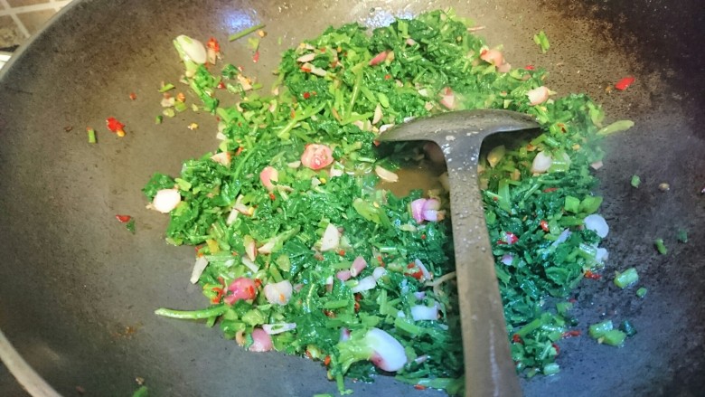 小炒萝卜菜,和萝卜菜一起翻炒,最后少许盐调味,生抽适量(也可不加)