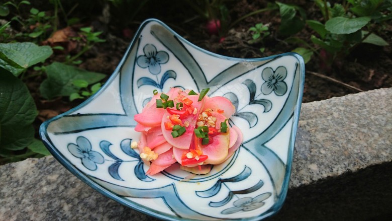 小炒萝卜菜,泡菜萝卜头也是很爽口开胃的(至少提前一天泡坛子,小萝卜3天左右最佳)
