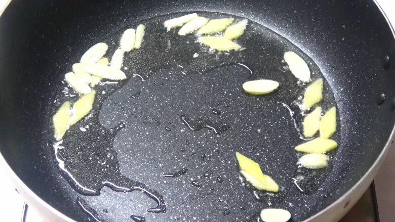 泡藕带炒鸡胗,锅底留油,炒香姜蒜