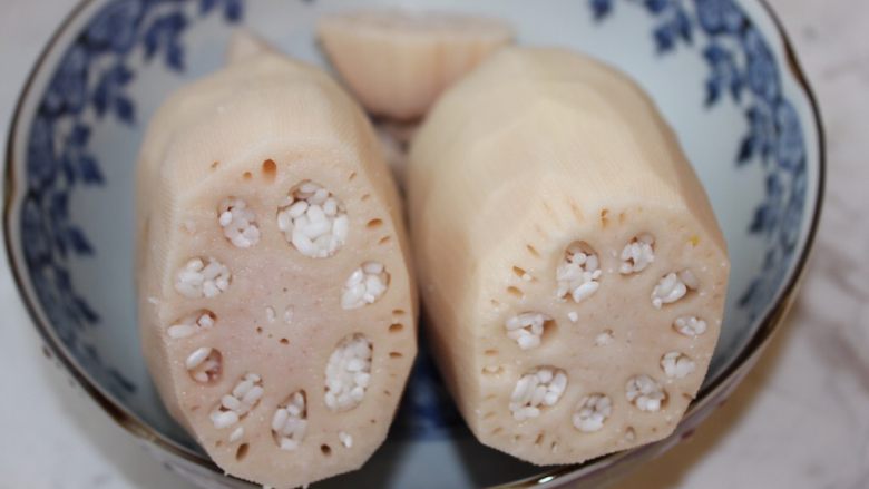 桂花糯米藕,将糯米塞入藕孔,可以用筷子或牙签辅助完成,选择较直的藕这一步会更顺利哦~