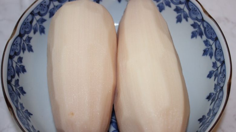 桂花糯米藕,<a style='color:red;display:inline-block;' href='/shicai/ 30'>莲藕</a>去皮洗净后从距离顶部约5厘米处切开,选择较粗的一端切,方便加入糯米,切开后小帽子不要丢掉,留下待用~