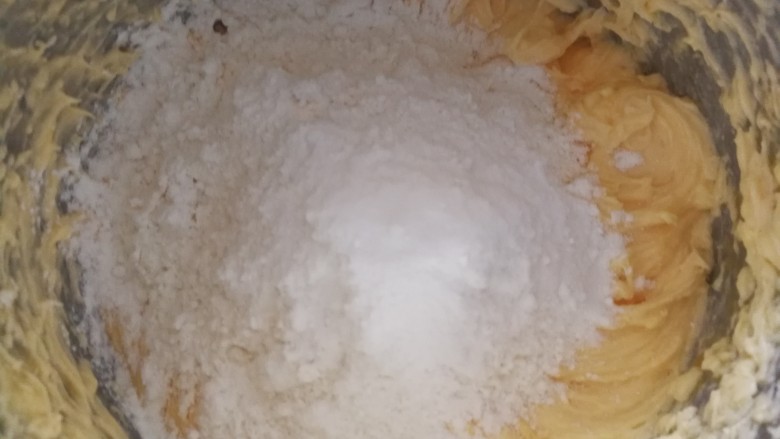 橙香红茶芋头磅蛋糕,把面粉和泡打粉(可不加)筛入黄油奶酪鸡蛋糊里面,用刮刀翻拌至无干粉状态