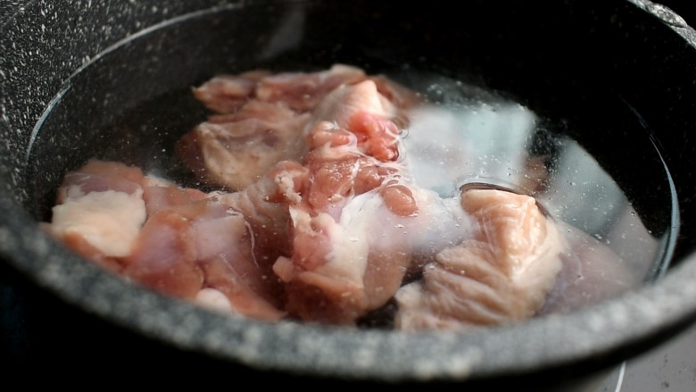 啤酒鸭,将鸭肉冷水下锅