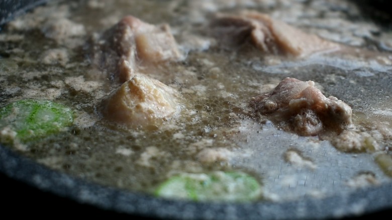 啤酒鸭,水开后关火。撇去浮沫,用温水将鸭肉洗干净
