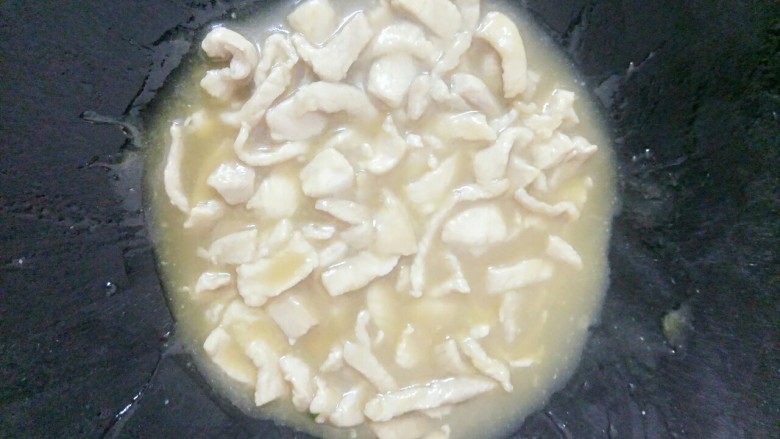 湿炒瘦肉面,再放入玉米淀粉水煮开后加入一勺酱油煮开