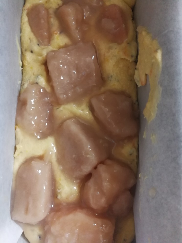 橙香红茶芋头磅蛋糕,蛋糕糊上均匀的放一层芋头,然后预热烤箱,185度10分钟
