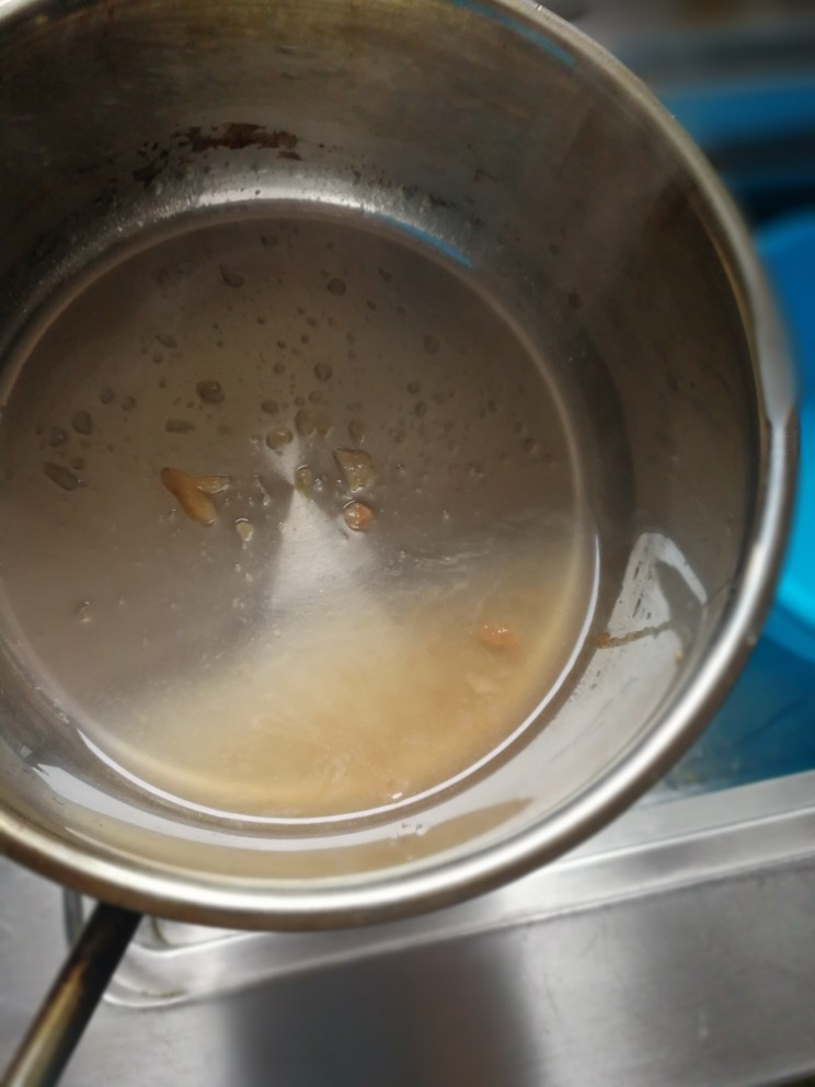 橙香红茶芋头磅蛋糕,烤蛋糕的时候我们熬糖水,我这个里面加了芋头水在里面,20克水加10克糖,水烧开,糖化了关火,放一边冷却