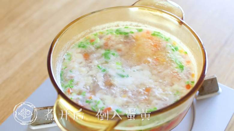 9m+宝宝疙瘩汤(宝宝辅食),煮开后倒入<a style='color:red;display:inline-block;' href='/shicai/ 15'>蛋黄</a>~