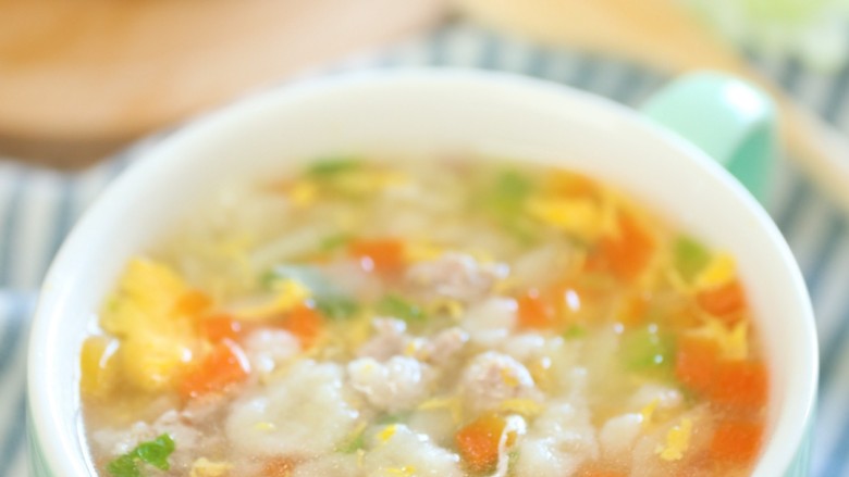 9m+宝宝疙瘩汤(宝宝辅食),一碗香气十足的疙瘩汤就做好了,放到温热给娃拿个勺子喝起来~