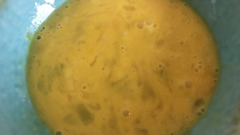 蒜苔炒蛋,打好鸡蛋液,加少许盐,搅拌均匀