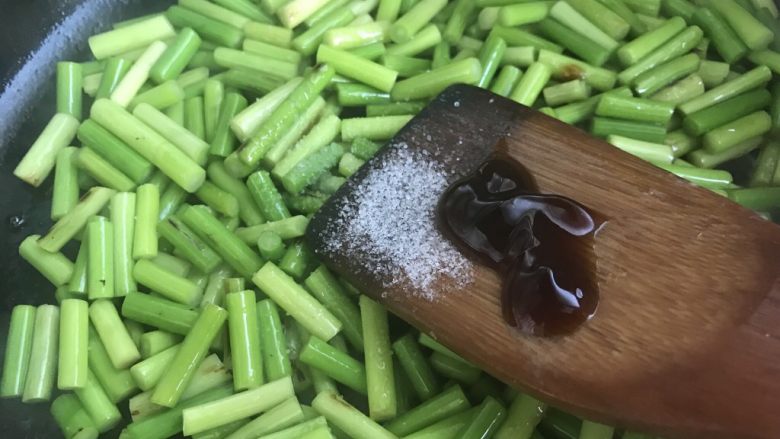 蒜苔炒蛋,翻炒均匀,七分熟后加入盐,耗油,再翻炒均匀焖锅一会儿