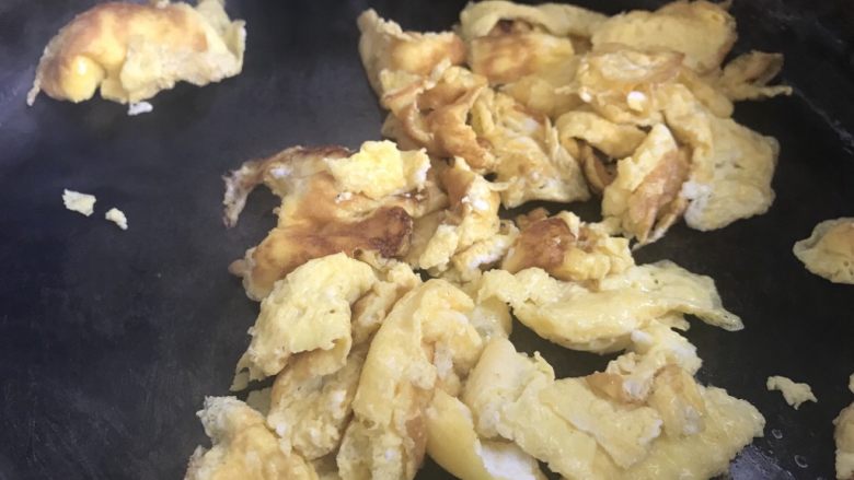 蒜苔炒蛋,翻面后,弄碎,备用