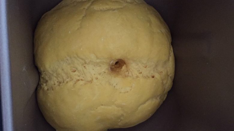 丑橘蜜豆包,发酵至2.5倍大时即可,手指粘面粉戳洞不回弹即可