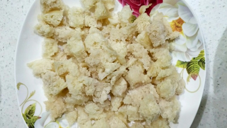 了不起的馒头粒,<a style='color:red;display:inline-block;' href='/shicai/ 504'>馒头</a>切小块。