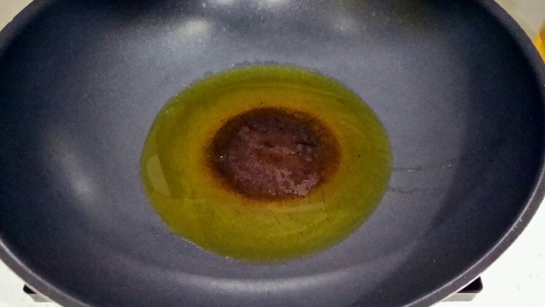 了不起的馒头粒,锅里放入油。