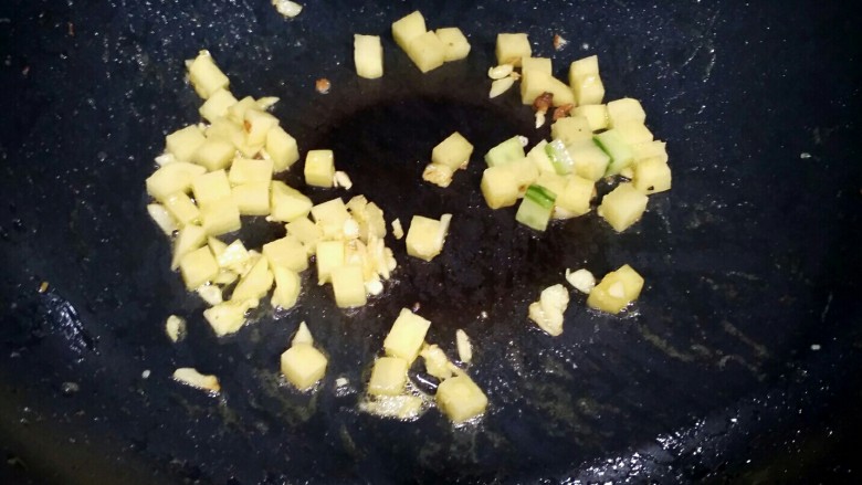 了不起的馒头粒,锅里的油继续加热,然后放入土豆煸炒至透明。