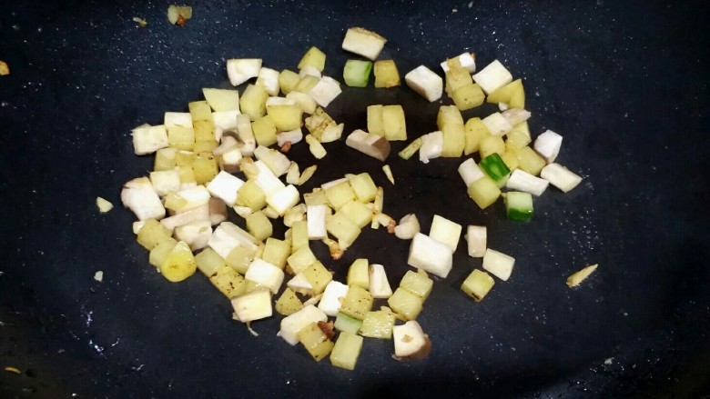 了不起的馒头粒,加入杏鲍菇,炒至杏鲍菇变软。