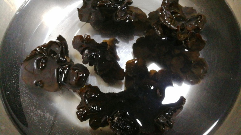 冬季滋补炖羊排锅,木耳提前用水发泡好,