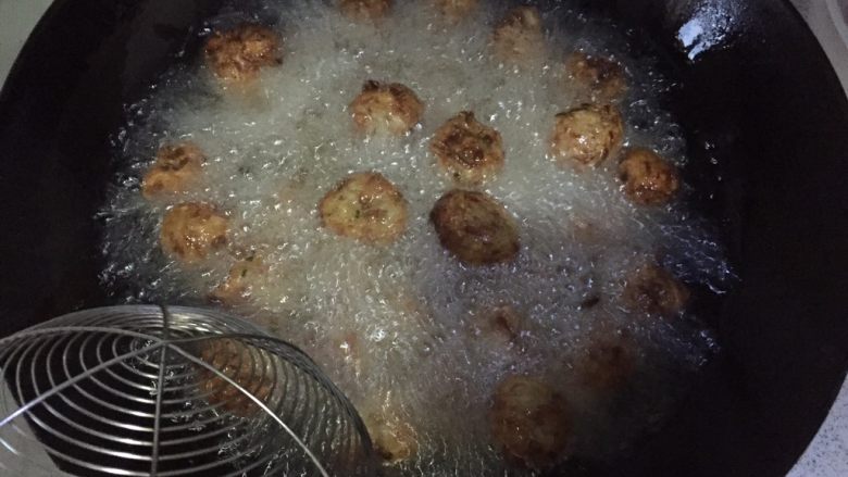 香炸萝卜丸,油锅烧热,很热 ,放入丸子复炸一次,不关火快速捞出沥干油
