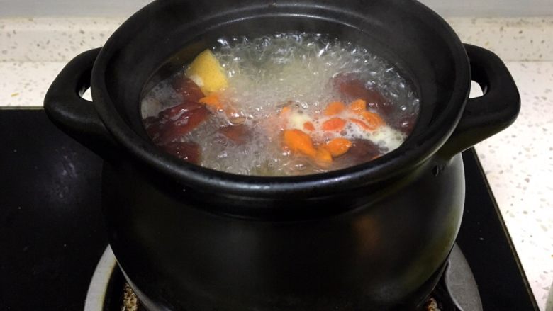 浓郁蜜梨红枣养颜汤,继续熬煮,加入苟记小火炖十分钟