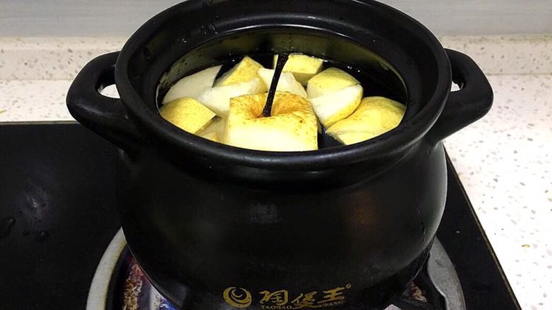 浓郁蜜梨红枣养颜汤,将切好的梨放入煲中,小火炖半小时