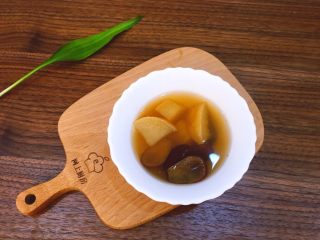 浓郁蜜梨红枣养颜汤