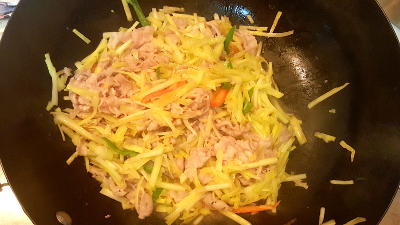 快手菜=>韭黄肥牛,再放入肥牛,翻炒,放入调味料,再用淀粉勾芡一下。