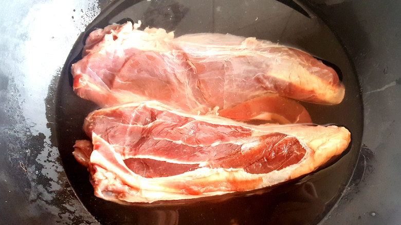 来自芝麻的诱惑=>多味牛肉,放入锅中,用清水汆水。