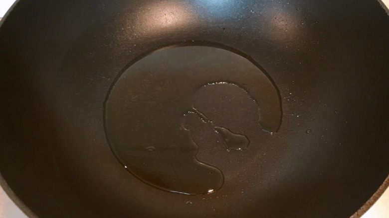 卷心菜腊肠炒饭,开中大火,锅中放入25g油