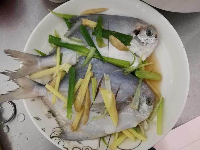 清蒸鲳鱼,抹上盐,烹上料酒,腌半个小时。