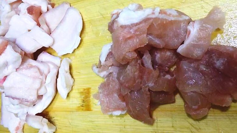 厨房挑战+荤菜+脆而不腻萝卜条炒肉,将猪肉肥肉切片,瘦肉切片