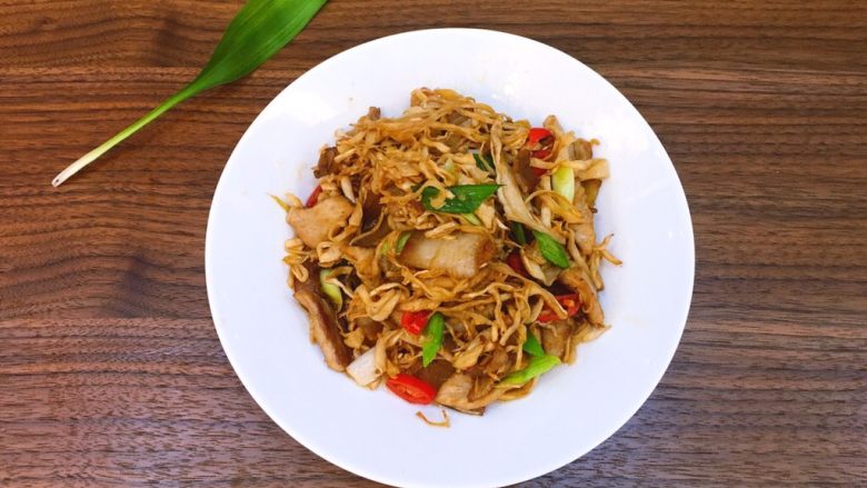 厨房挑战+荤菜+脆而不腻萝卜条炒肉,关火装盘,下饭菜来个全景图
