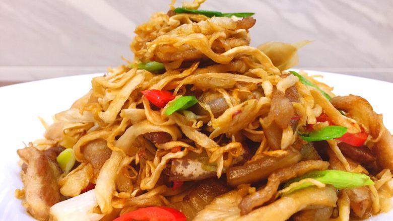 厨房挑战+荤菜+脆而不腻萝卜条炒肉,再来个近景图,根根有味。