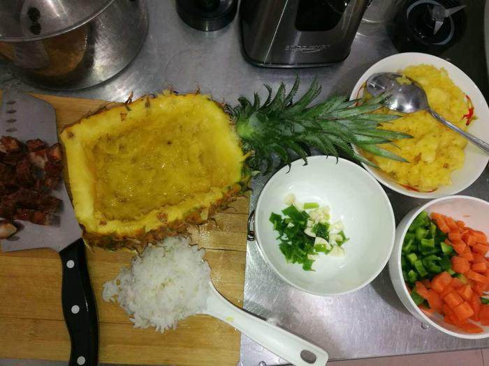 菠萝饭,1、<a style='color:red;display:inline-block;' href='/shicai/ 597'>菠萝</a>洗净，底部切掉，然后将<a style='color:red;display:inline-block;' href='/shicai/ 597'>菠萝</a>切掉三分之一，用刀切长方形。然后是力气活——用勺子挖<a style='color:red;display:inline-block;' href='/shicai/ 597'>菠萝</a>肉。挖出的<a style='color:red;display:inline-block;' href='/shicai/ 597'>菠萝</a>肉备用。这样就制成了<a style='color:red;display:inline-block;' href='/shicai/ 597'>菠萝</a>碗。

2、准备其他食材。葱蒜、<a style='color:red;display:inline-block;' href='/shicai/ 61'>青椒</a>丁、<a style='color:red;display:inline-block;' href='/shicai/ 25'>胡萝卜</a>丁、腊肉丁。这些食材可以根据自己口味选择。我是觉得这几样放在一起，颜色比较好看。对了，还有米饭。米饭提前蒸好，放凉。

3、按葱蒜、辣椒丁<a style='color:red;display:inline-block;' href='/shicai/ 25'>胡萝卜</a>丁、腊肉丁、米饭、<a style='color:red;display:inline-block;' href='/shicai/ 597'>菠萝</a>肉的顺序炒，可以稍稍放一点酱油。

4、将之前挖出的<a style='color:red;display:inline-block;' href='/shicai/ 597'>菠萝</a>肉和汁倒一些进锅里，翻炒，放盐，出锅，倒入<a style='color:red;display:inline-block;' href='/shicai/ 597'>菠萝</a>碗中。