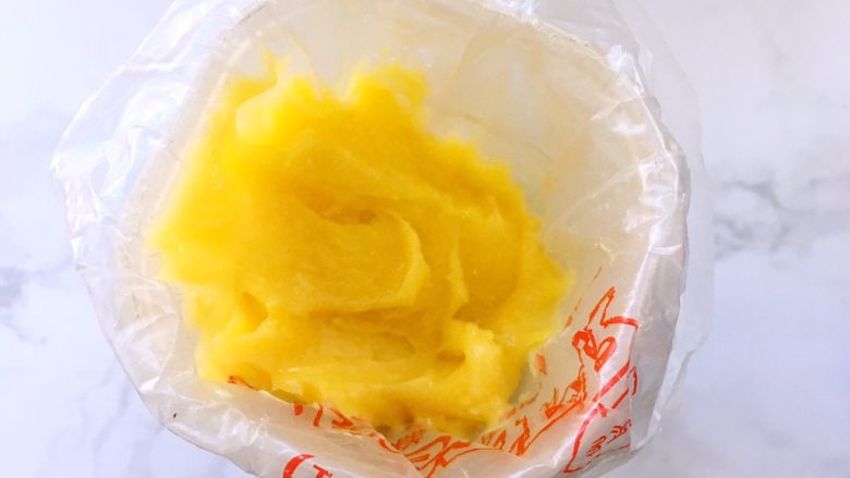 柠檬挞,挞皮烤好后取出晾凉,冰箱取出柠檬凝乳,装入裱花袋