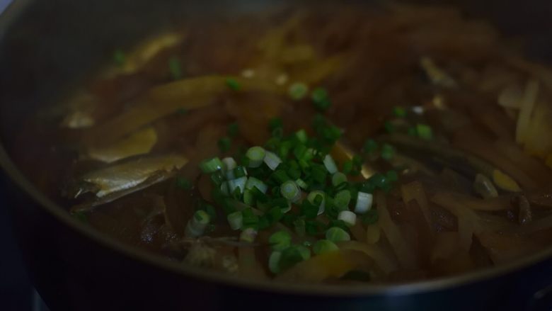 萝卜丝小杂鱼,煮到汤汁浓稠,撒入葱花。