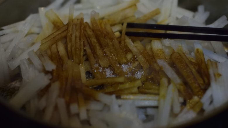萝卜丝小杂鱼,加入所有作料。倒入适量水,半没过鱼身即可。加盖转大火。