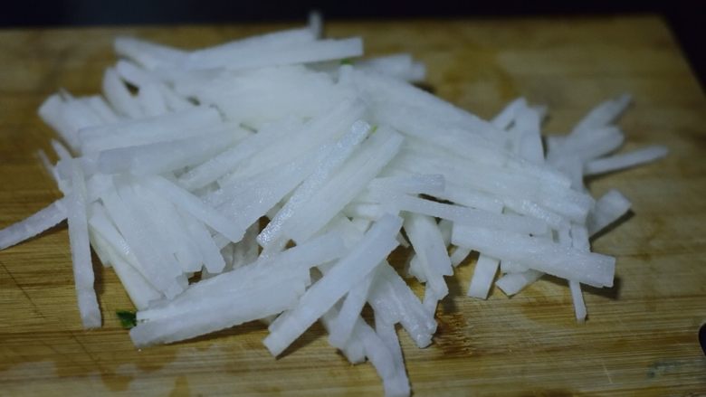 萝卜丝小杂鱼,萝卜切细丝。长约寸许,其实不用太细,不然会很咸。