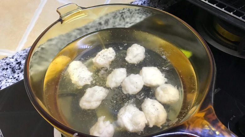 烤鱼饼+鱼丸,留了些做鱼丸,水开挤入鱼泥,丸子飘起来就好了