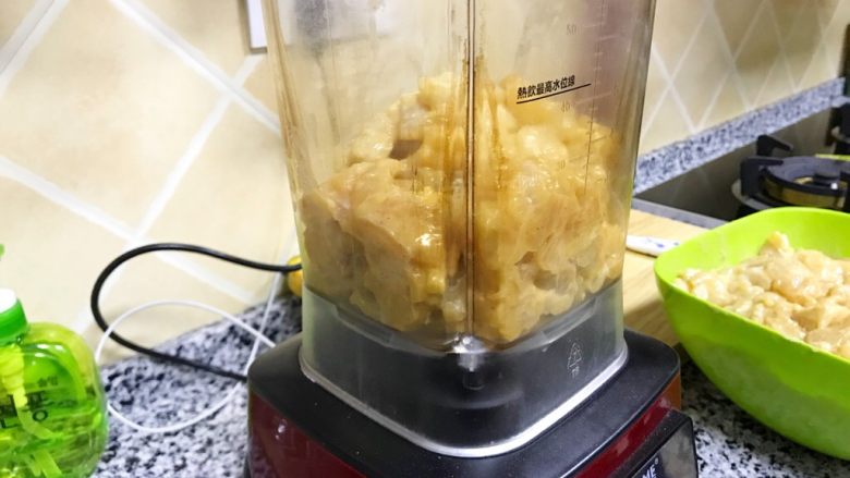 烤鱼饼+鱼丸,加入少量水,以免打不动