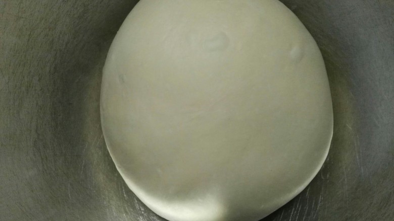肉松面包,整理好放入烤盘盖上保鲜袋(温度在28左右的环境发酵)
