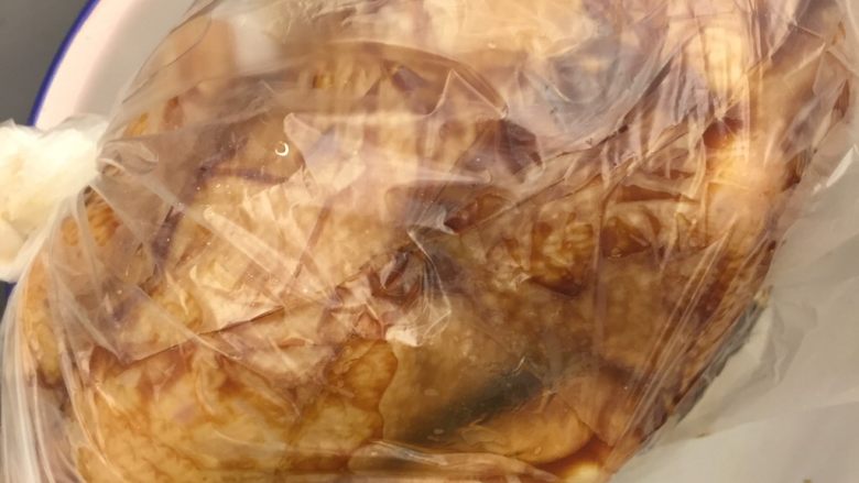 中国式圣诞节上的烤鸡,按摩完将鸡装入保鲜袋中或者密封盒中,放入冰箱零度保鲜一天以上,如果有时间两天更入味,中途翻一翻位置,让腌汁渗透鸡的每个部位。